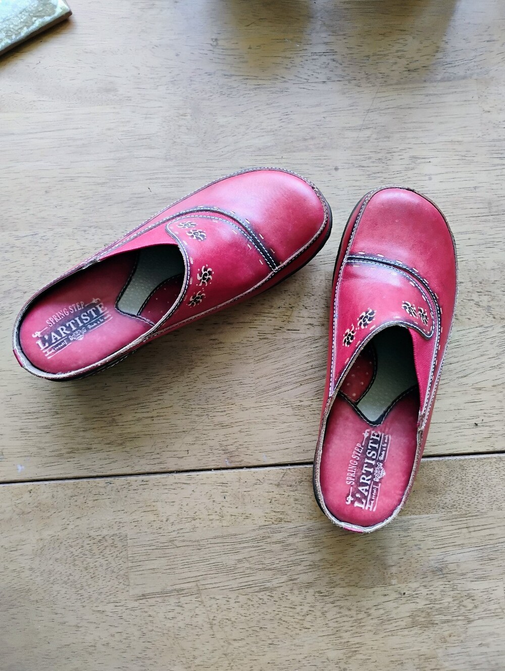 Spring Step L'artiste Women's Red Leather Chino Clogs